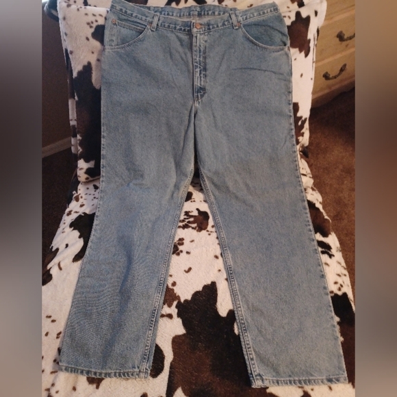 BRITTANNIA NWT RELAXED MENS JEANS, 42X32. IN GREAT SHAPE. - Picture 7 of 8